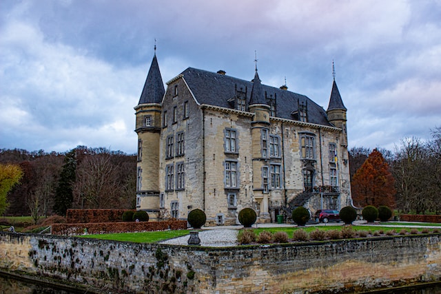Bezoek kasteel Valkenburg tijdens het huren van een vakantiehuis in Limburg