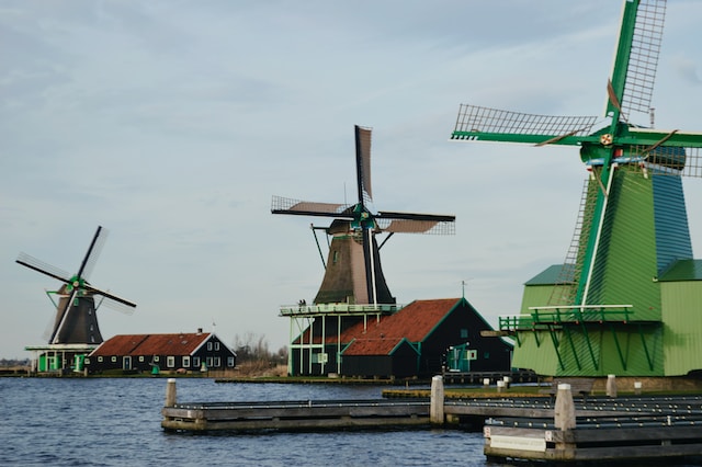 Uitzicht op windmolens vanaf een vakantiehuis in Nederland