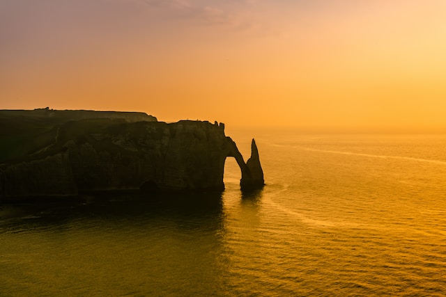 Klif in Normandië zonsondergang