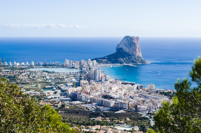 Uitzicht vanuit uw vakantiehuis Calp op de rots