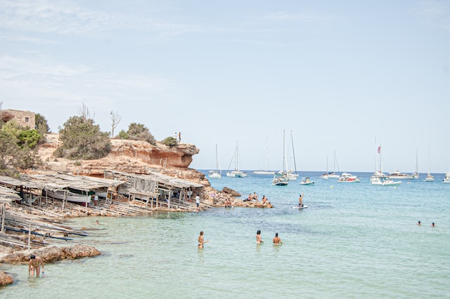 Zwemmen tussen de boten op Formentera